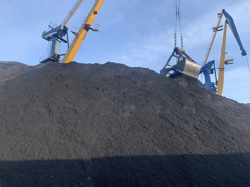 Material handling equipment at port
